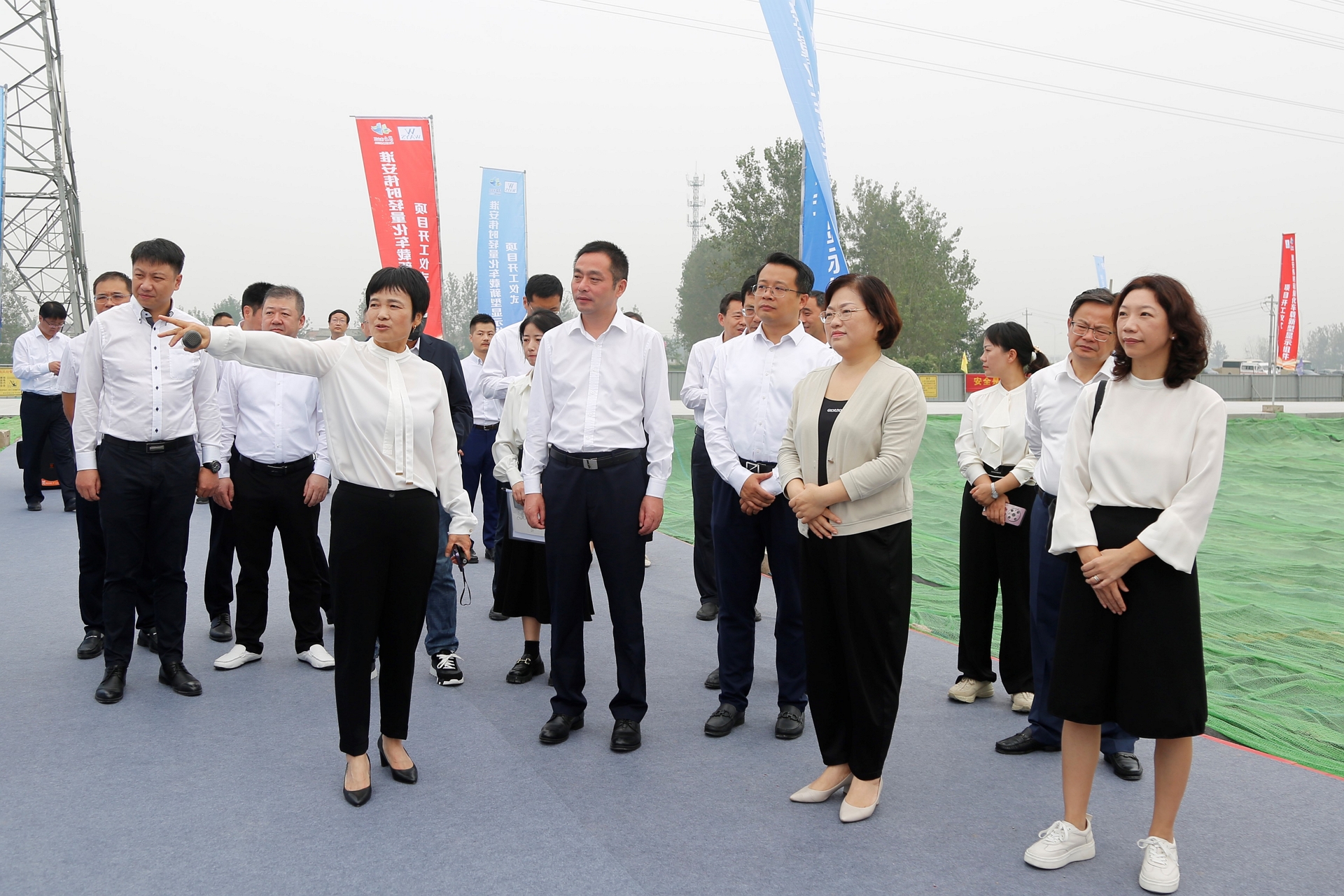 1696670165479772.jpg 淮安金年会轻量化车载新型显示组件项目开工建设3.JPG